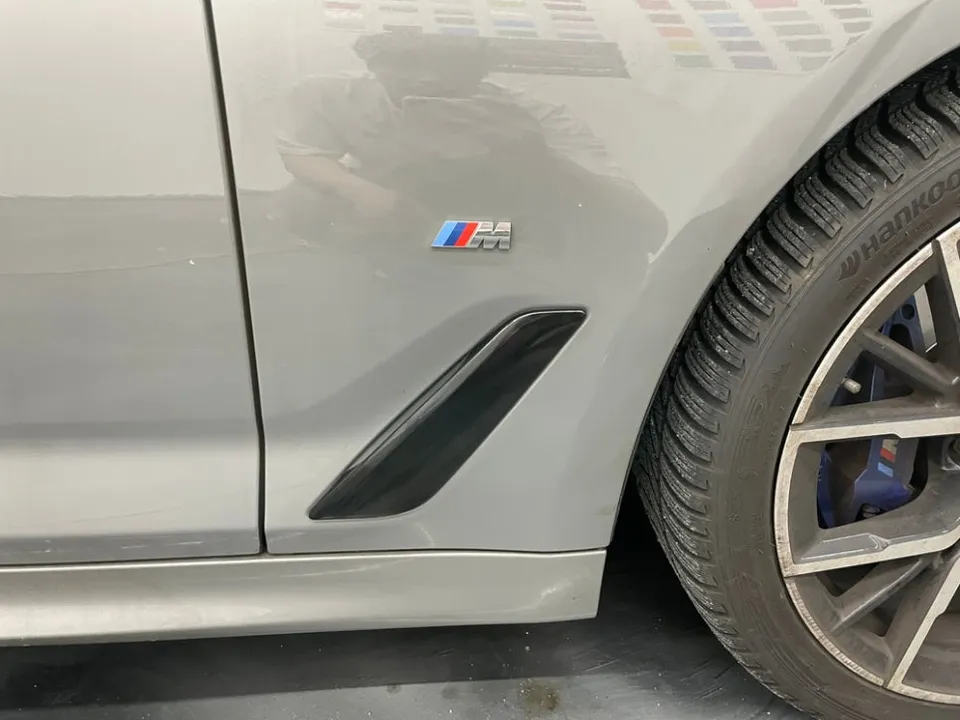 BMW 5 Seriesのカーラッピング事例|クロームパーツのブラックアウト 施工写真 2-3