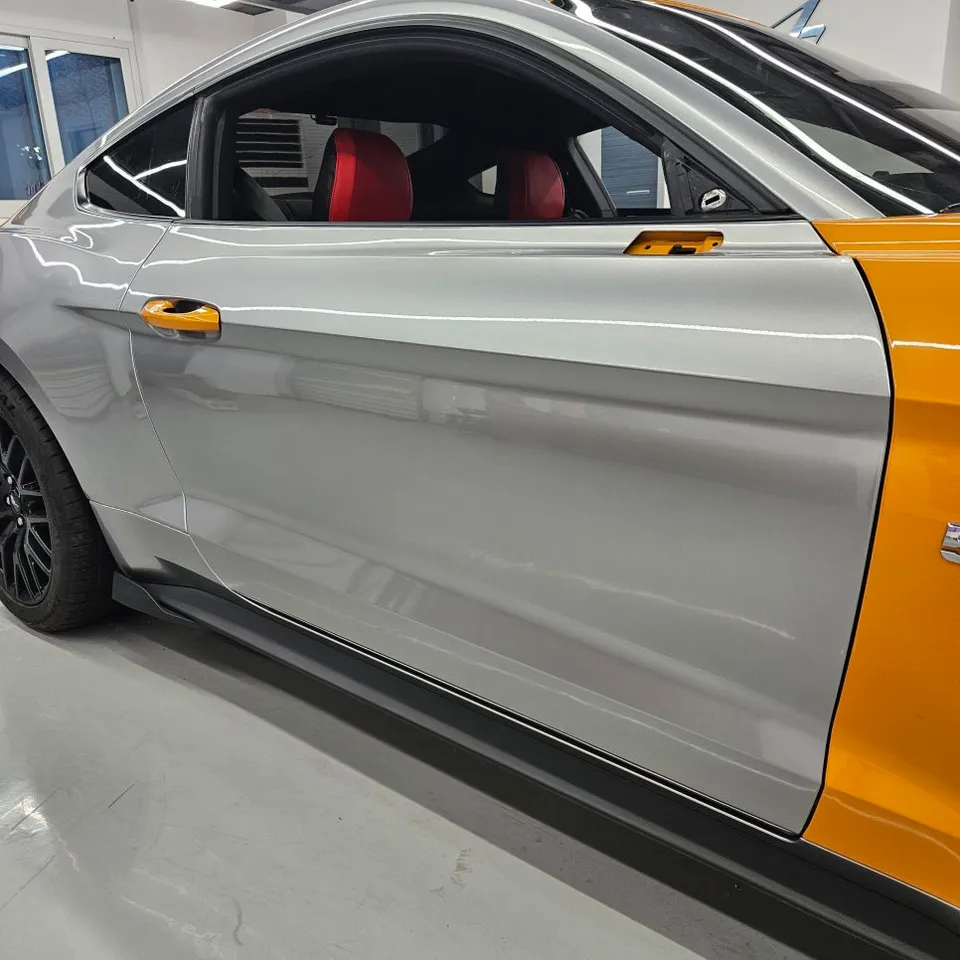 Ford Mustangのカーラッピング事例|GTシルバーへの変身 施工写真 2-2