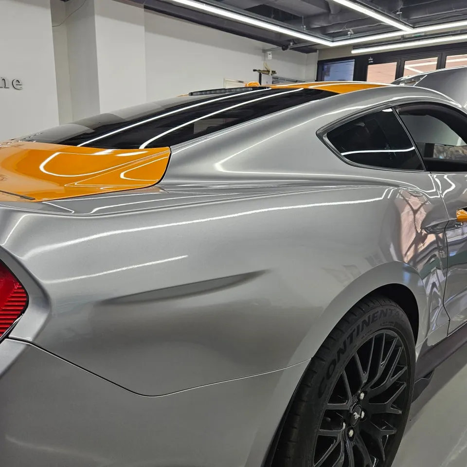 Ford Mustangのカーラッピング事例|GTシルバーへの変身 施工写真 3-2