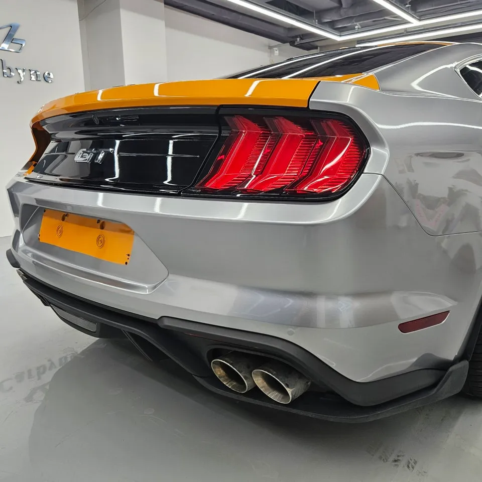 Ford Mustangのカーラッピング事例|GTシルバーへの変身 施工写真 2-3