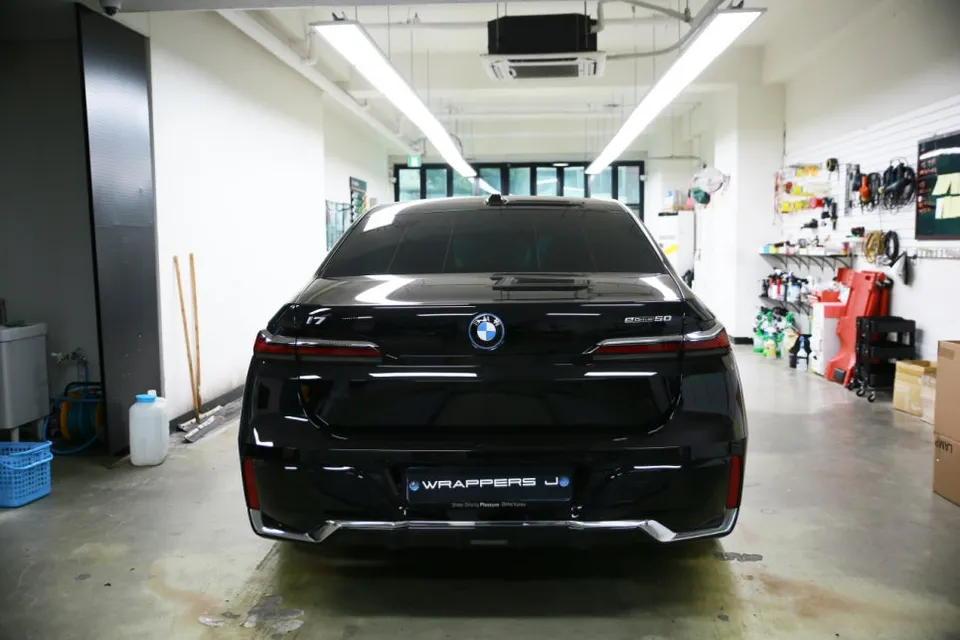 BMW i7 vinyl wrap - BMW i7 Vinyl Wrap Review — Champagne Gold Two-Tone Finish photo 3