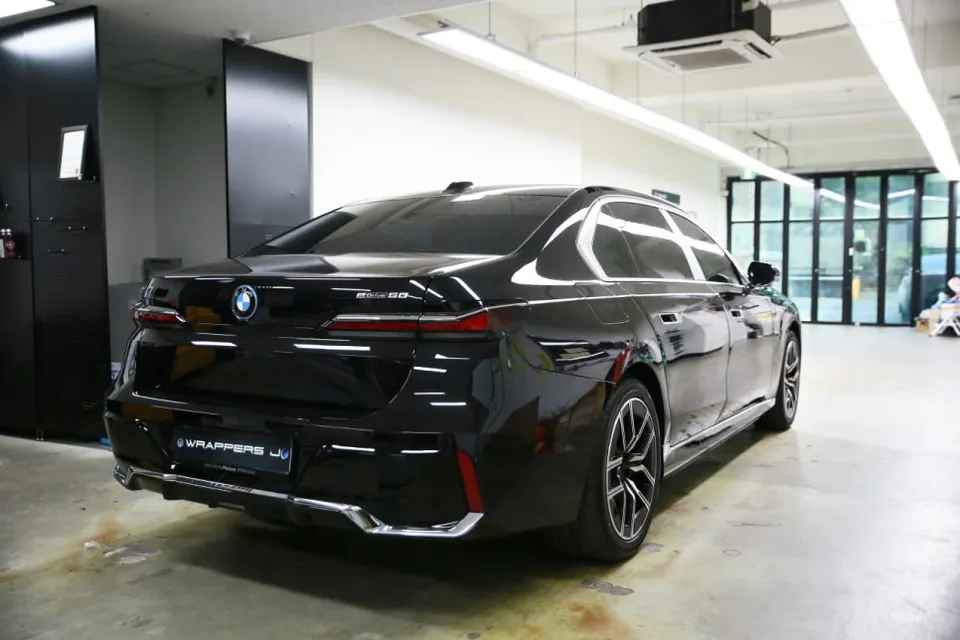 BMW i7 vinyl wrap - BMW i7 Vinyl Wrap Review — Champagne Gold Two-Tone Finish photo 4