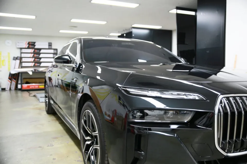 BMW i7 vinyl wrap - BMW i7 Vinyl Wrap Review — Champagne Gold Two-Tone Finish photo 5
