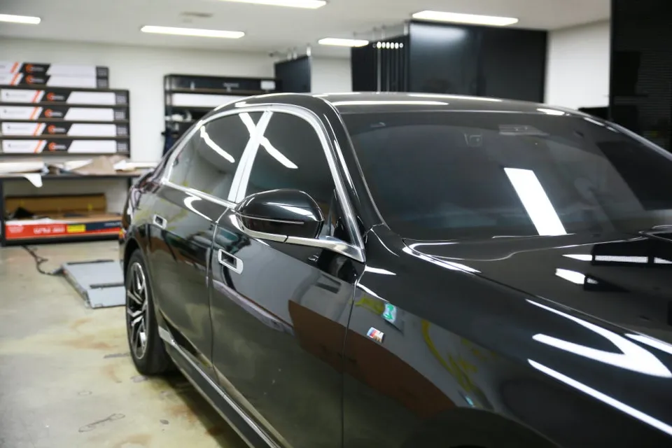BMW i7 vinyl wrap - BMW i7 Vinyl Wrap Review — Champagne Gold Two-Tone Finish photo 6