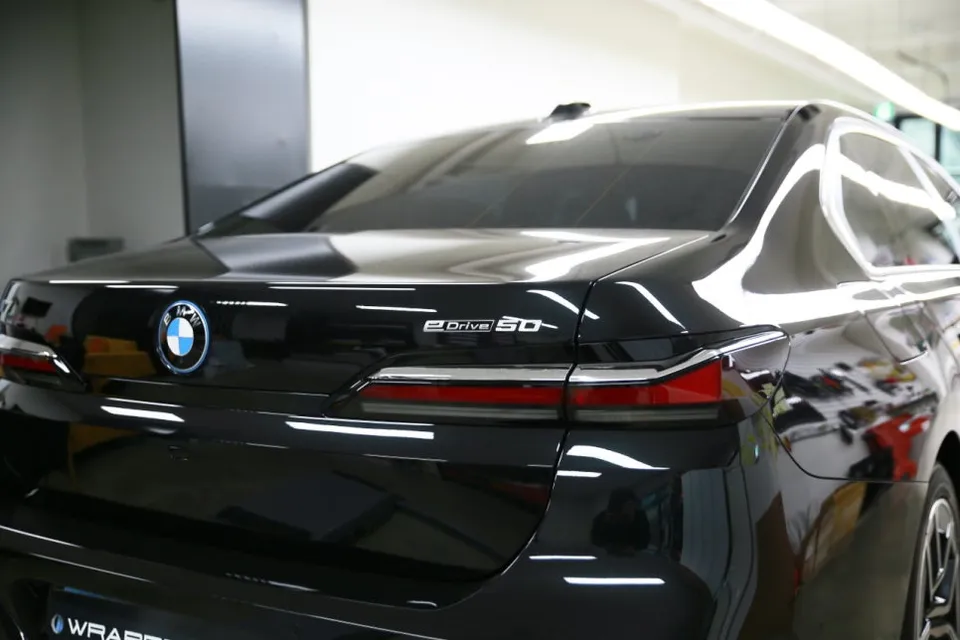 BMW i7 vinyl wrap - BMW i7 Vinyl Wrap Review — Champagne Gold Two-Tone Finish photo 7