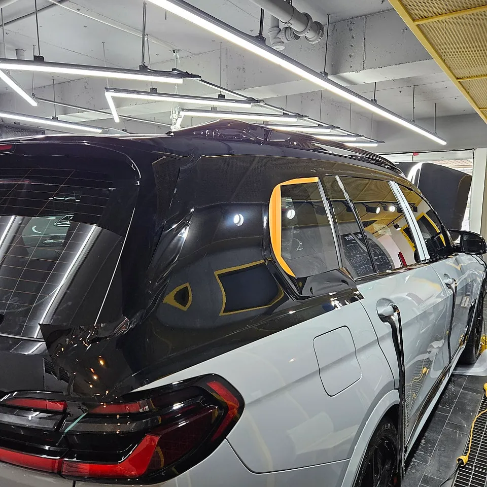 BMW X7 M60i vinyl wrap - BMW X7 Two-Tone Vinyl Wrap Review: High Gloss Finish photo 5