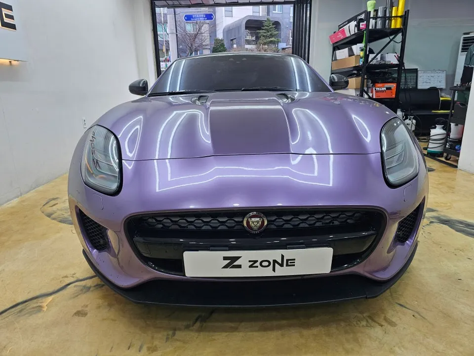 Jaguar F-Typeのカーラッピング事例｜高級感ある紫色の仕上がり 施工写真 2-2