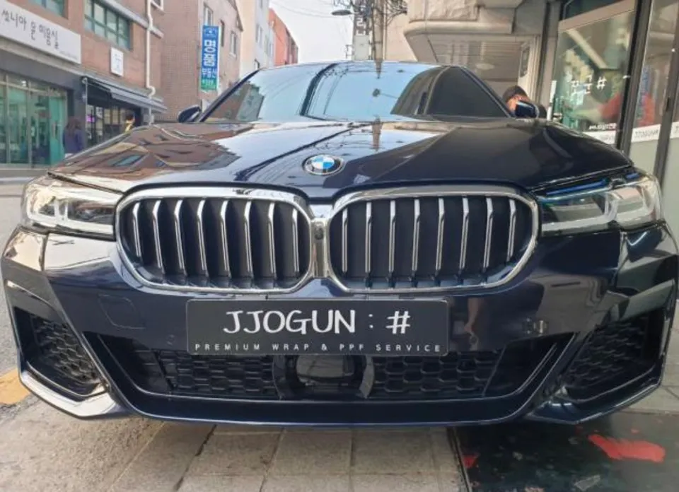 BMW 5 Seriesのカーラッピング事例｜費用目安・仕上がり 施工写真 1-2