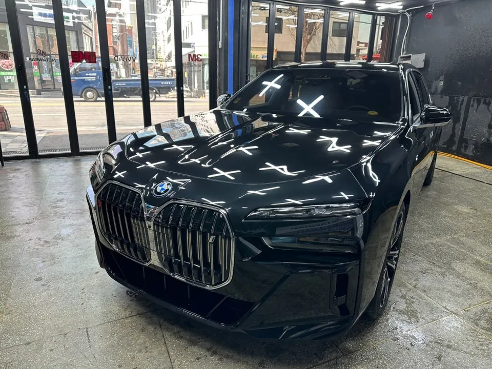 BMW 7 Seriesのカーラッピング事例|費用目安・仕上がり 施工写真 2-1