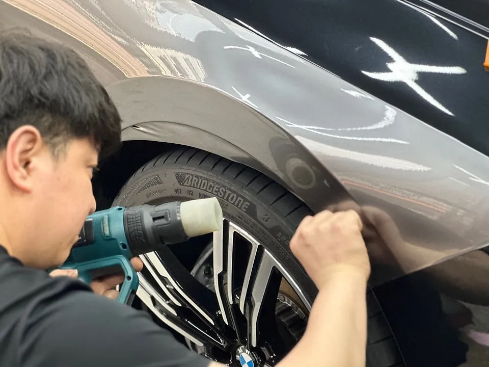 BMW 7 Seriesのカーラッピング事例|費用目安・仕上がり 施工写真 3-2