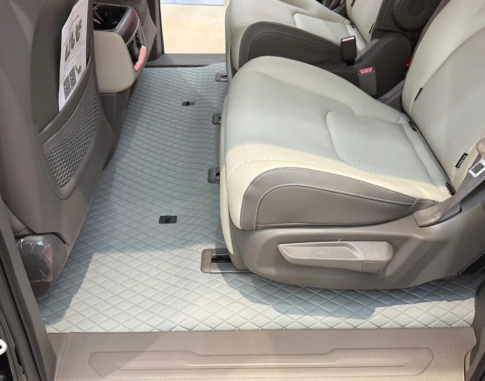 Kia Carnivalのカーフィルム施工事例｜断熱・スモーク効果 施工写真 3