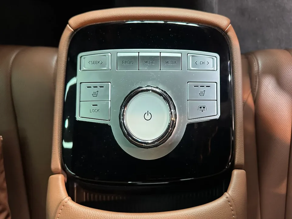 Genesis G80のカーラッピング事例 施工写真 4