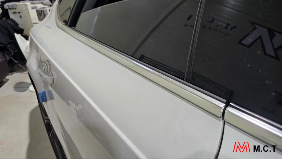 Audi A7 vinyl wrap - Audi A7 Vinyl Wrap Review: Chrome Delete for a Sleek Look photo 5