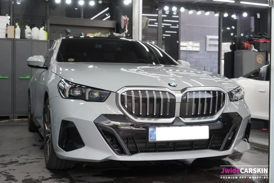 BMW 5 Series G60 PPF施工事例｜B・Cピラー保護 施工写真 4