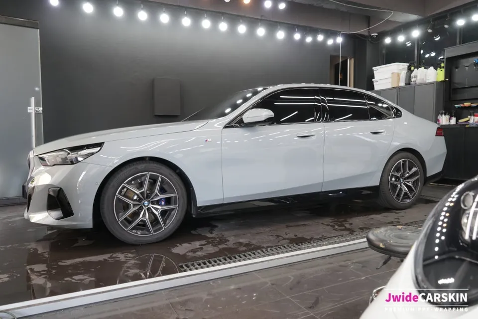 BMW 5 Series G60 PPF施工事例｜B・Cピラー保護 施工写真 6