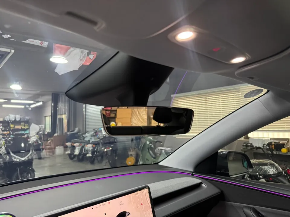 Tesla Model Yのドラレコ取付事例｜費用目安と仕上がり 施工写真 1-2