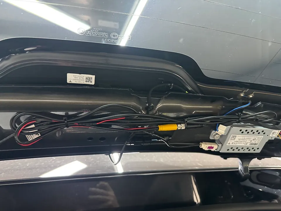 Tesla Model Yのドラレコ取付事例｜費用目安と仕上がり 施工写真 2-3