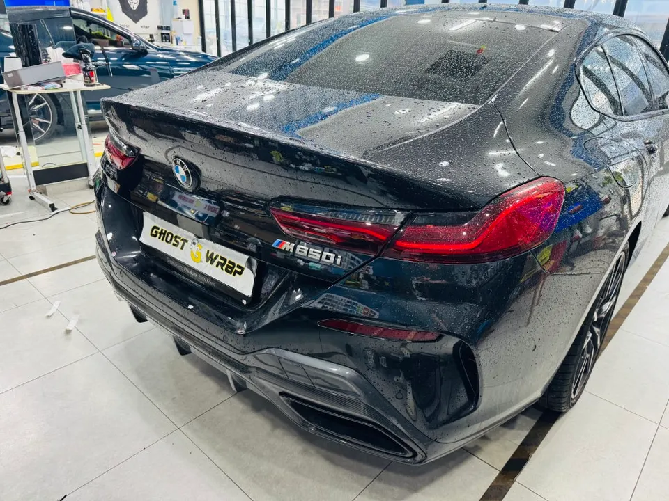 BMW 8 Seriesのカーラッピング事例|レタリング交換で高級感アップ 施工写真 2-3