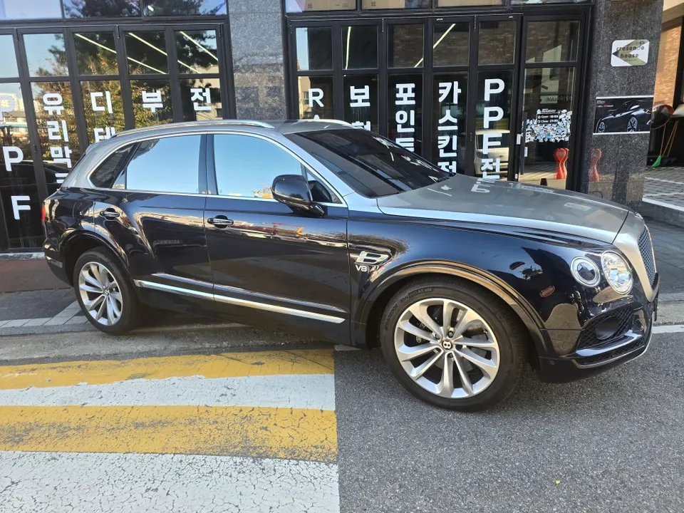 Bentley Bentaygaのカーラッピング事例|AR高光沢ブラック 施工写真 2-1