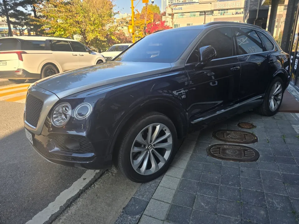 Bentley Bentaygaのカーラッピング事例|AR高光沢ブラック 施工写真 3-1