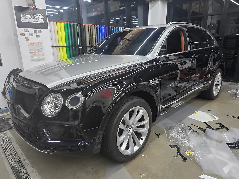 Bentley Bentaygaのカーラッピング事例|AR高光沢ブラック 施工写真 1-2