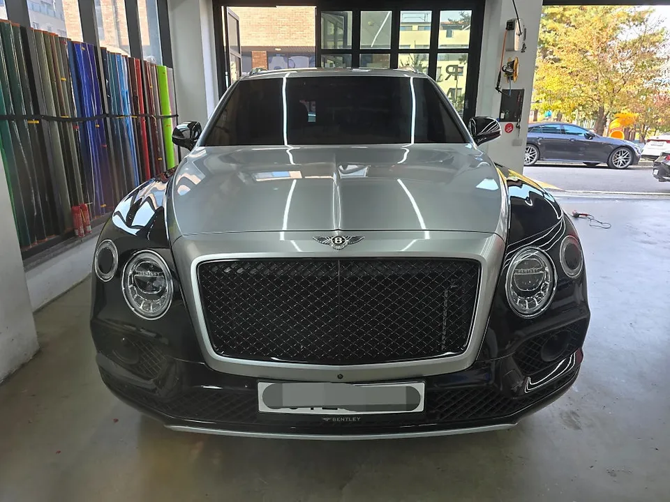 Bentley Bentaygaのカーラッピング事例|AR高光沢ブラック 施工写真 2-2
