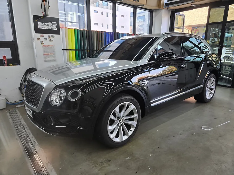 Bentley Bentaygaのカーラッピング事例|AR高光沢ブラック 施工写真 3-2