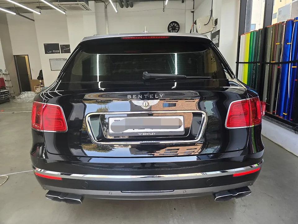 Bentley Bentaygaのカーラッピング事例|AR高光沢ブラック 施工写真 1-3