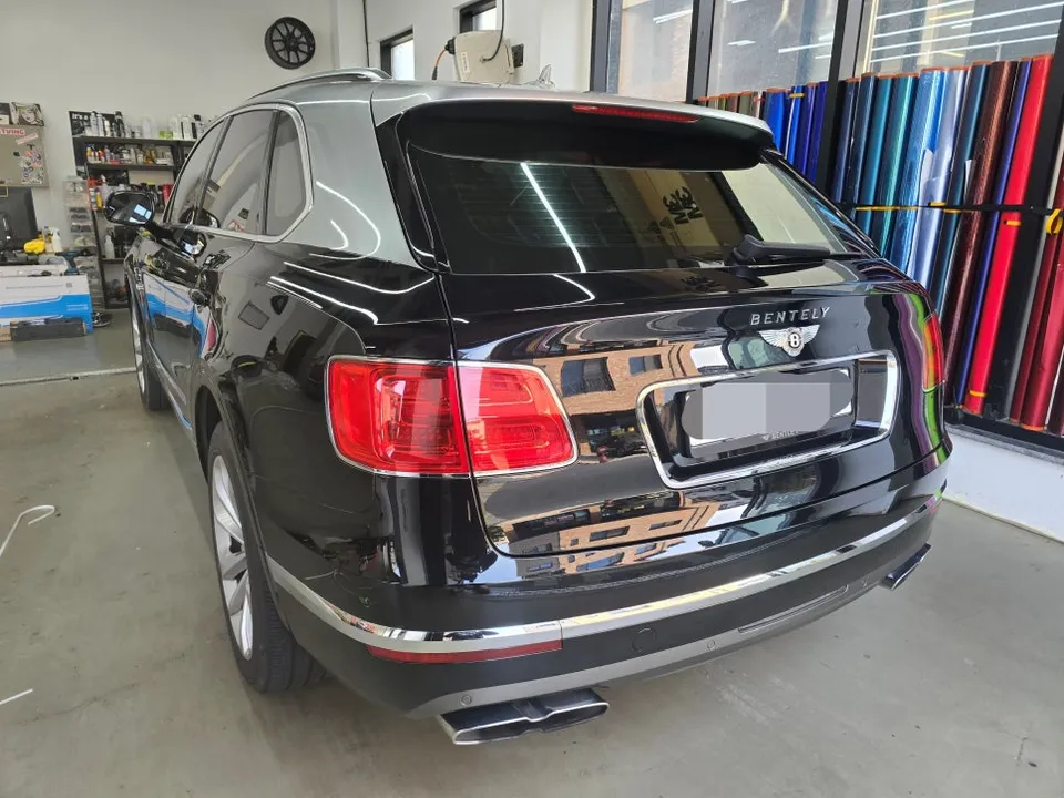 Bentley Bentaygaのカーラッピング事例|AR高光沢ブラック 施工写真 2-3