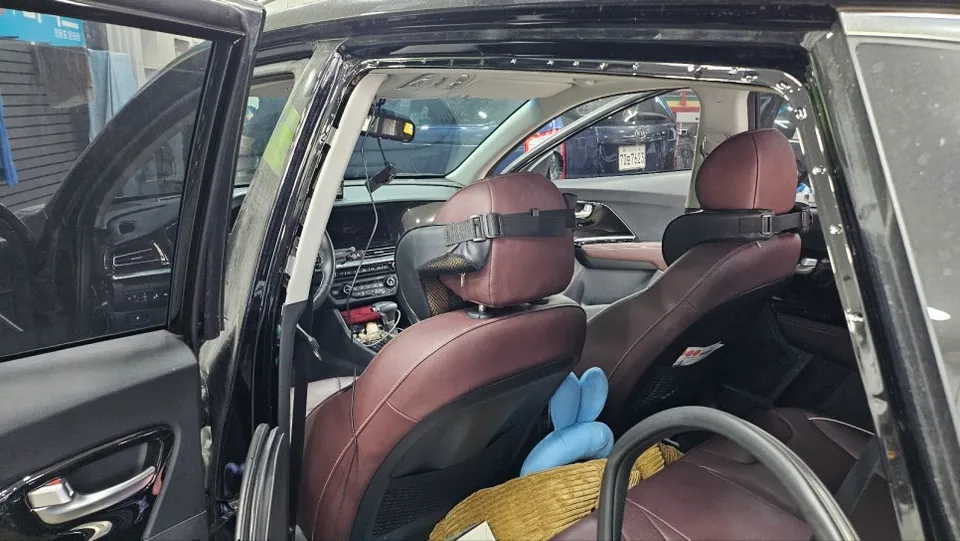 Audi Q5のドライブレコーダー取付事例 施工写真 1-3