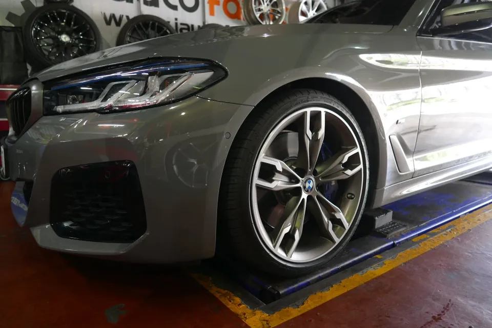 BMW 5 Series G30のホイールリペア・塗装事例 施工写真 1-1