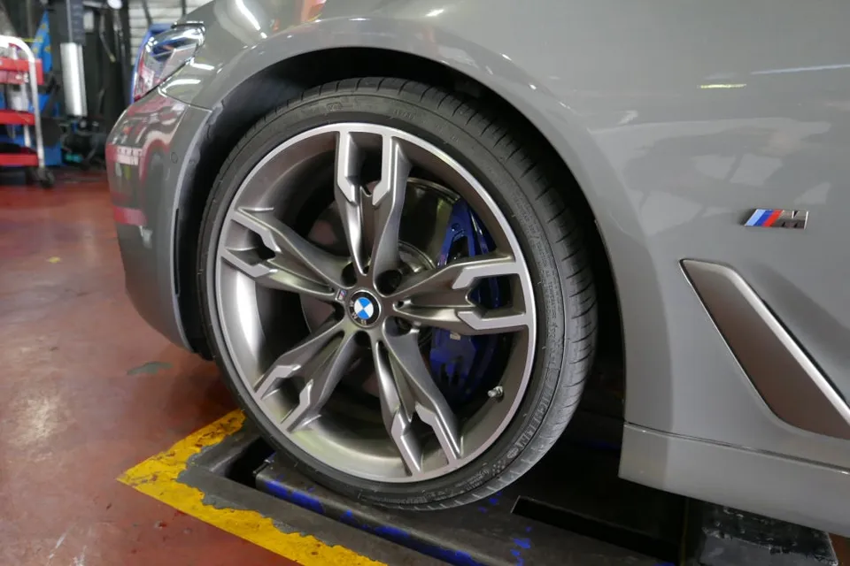 BMW 5 Series G30のホイールリペア・塗装事例 施工写真 2-1