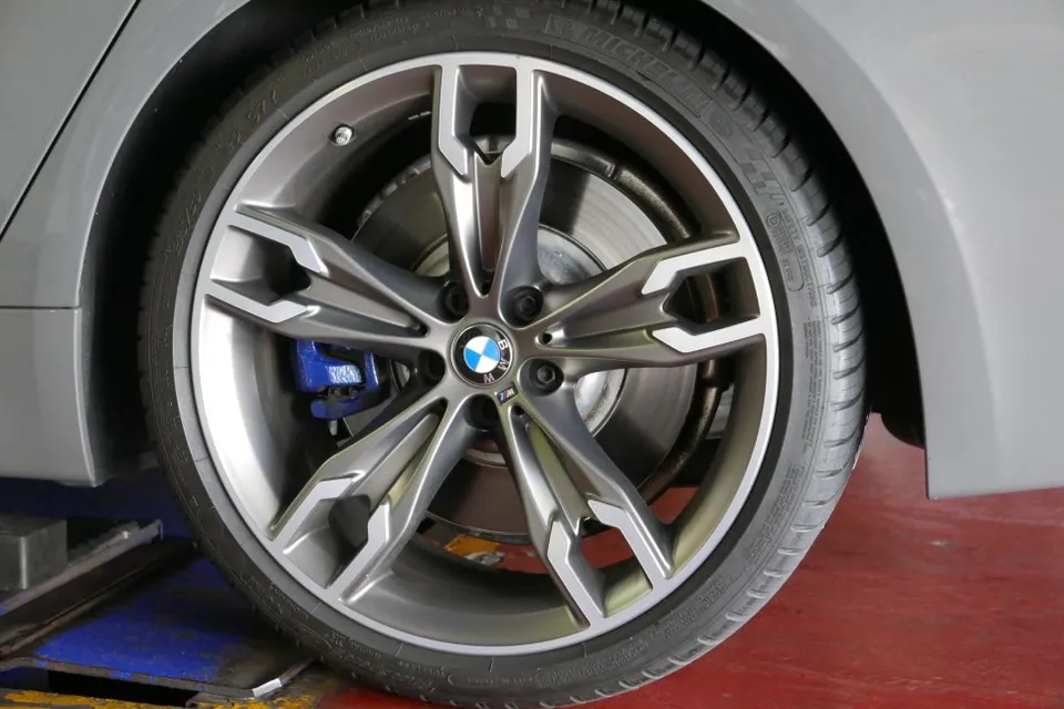 BMW 5 Series G30のホイールリペア・塗装事例 施工写真 3-1