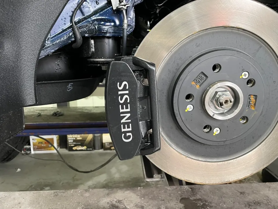 Genesis GV70 caliper painting - Genesis GV70 Caliper Paint Review — Black to Red Transformation photo 4