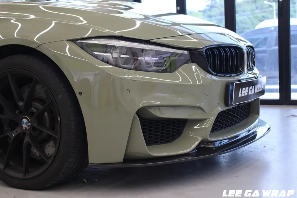 BMW M3のカーラッピング事例|カキグリーンへの変身 施工写真 2-2