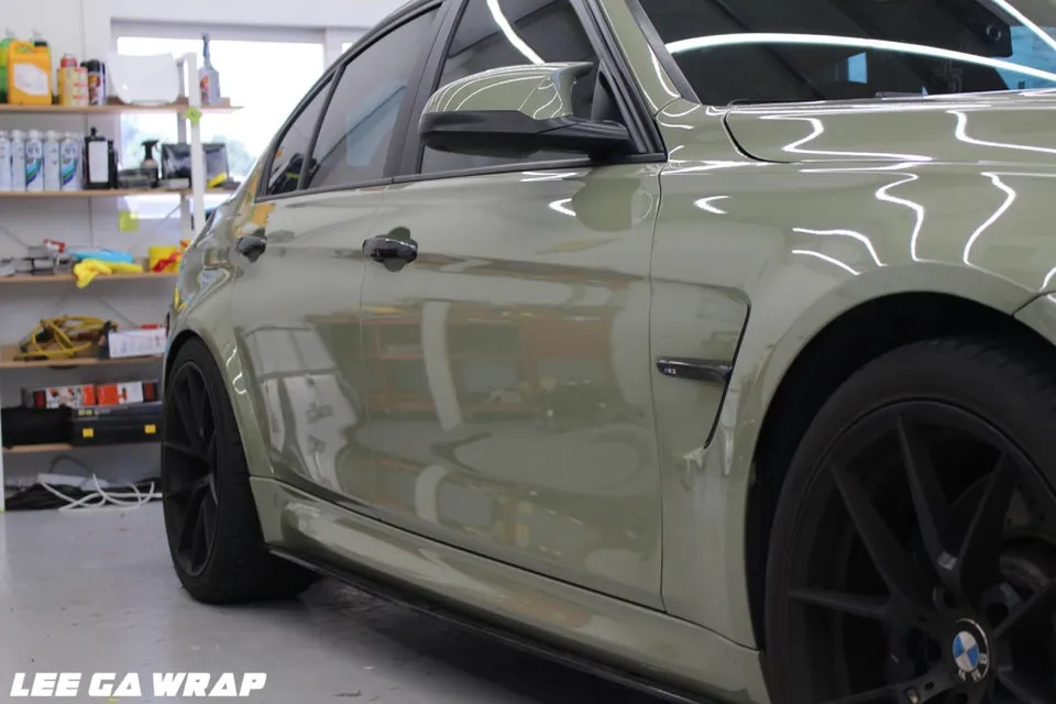 BMW M3のカーラッピング事例|カキグリーンへの変身 施工写真 3-2
