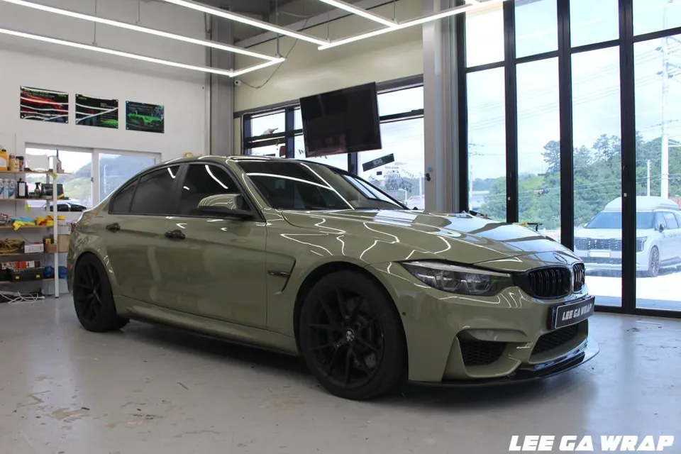 BMW M3のカーラッピング事例|カキグリーンへの変身 施工写真 2-3