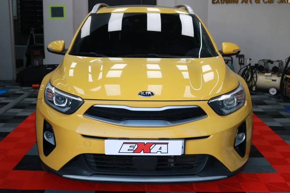 Kia Stonicのカーラッピング事例|サテングレーで個性を際立たせる 施工写真 2-3
