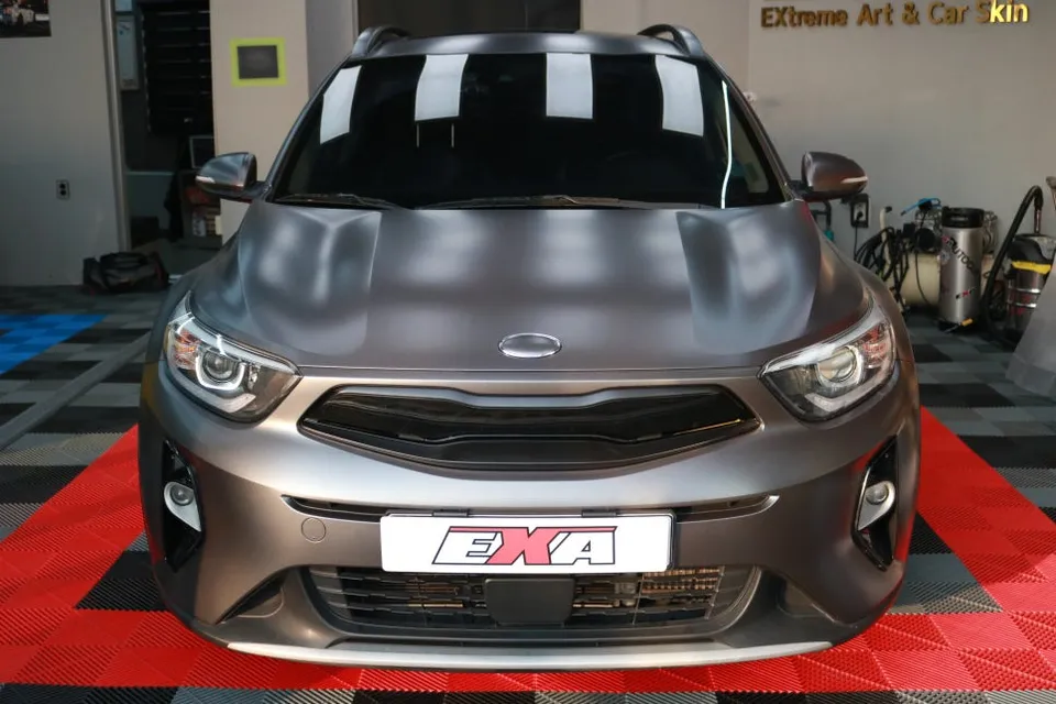 Kia Stonicのカーラッピング事例|サテングレーで個性を際立たせる 施工写真 3-3