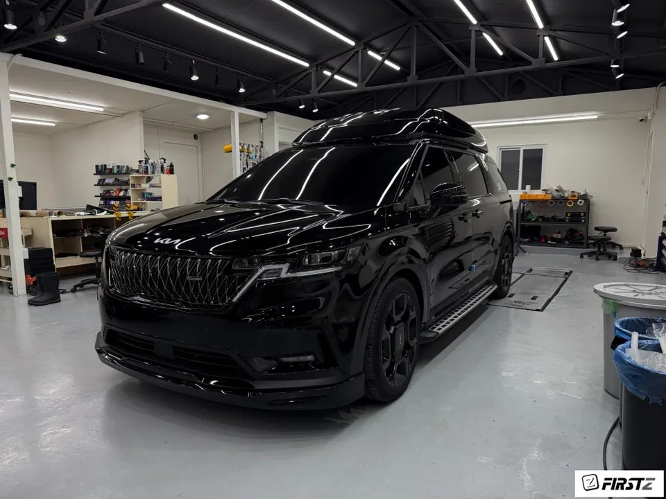 Kia Carnival Hi-Limousineのカーラッピング事例｜クロームパーツのブラックアウト 写真