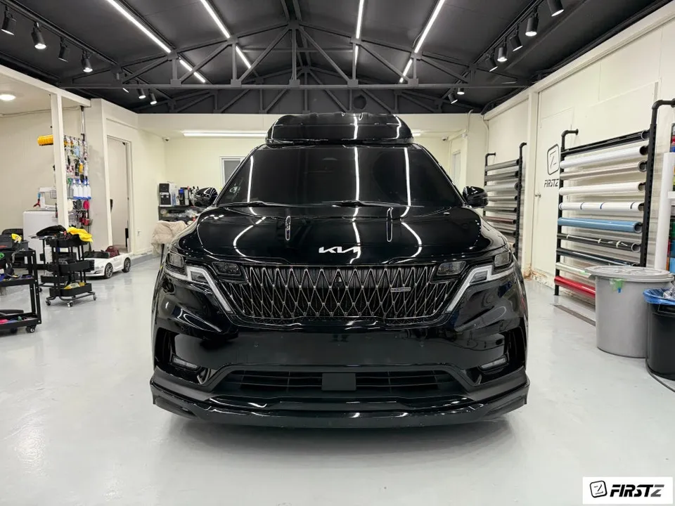 Kia Carnival Hi-Limousineのカーラッピング事例｜クロームパーツのブラックアウト 施工写真 1-1