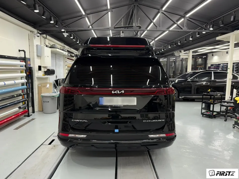 Kia Carnival Hi-Limousineのカーラッピング事例｜クロームパーツのブラックアウト 施工写真 2-1