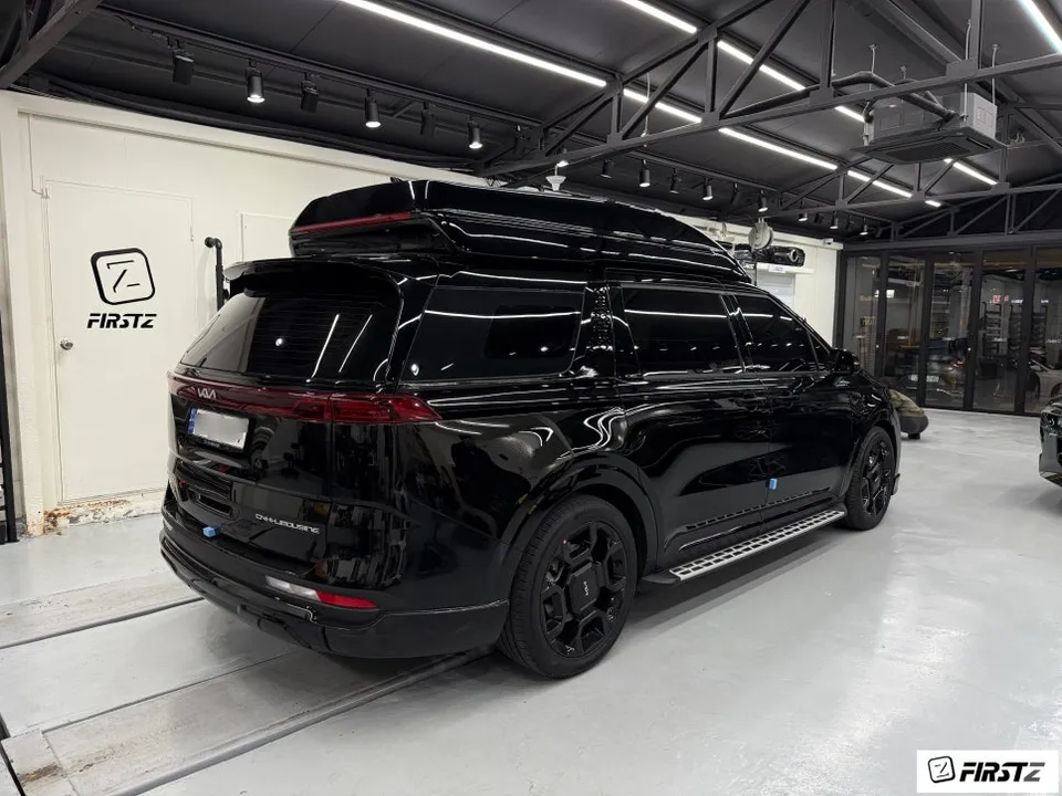 Kia Carnival Hi-Limousineのカーラッピング事例｜クロームパーツのブラックアウト 施工写真 3-1