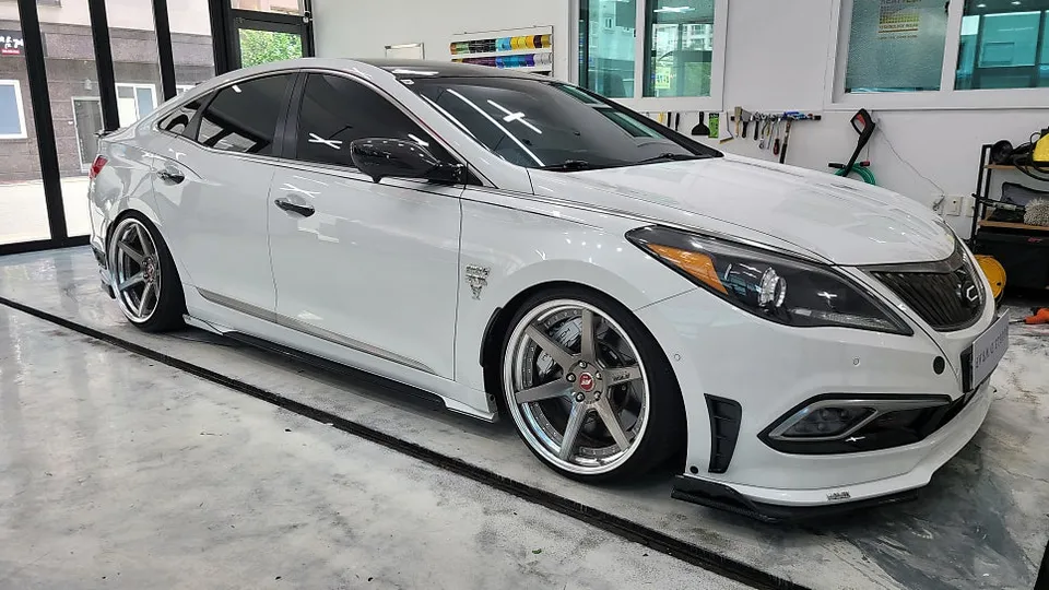 Hyundai Grandeur HG Vinyl Wrap Review - Chrome Delete photo 2
