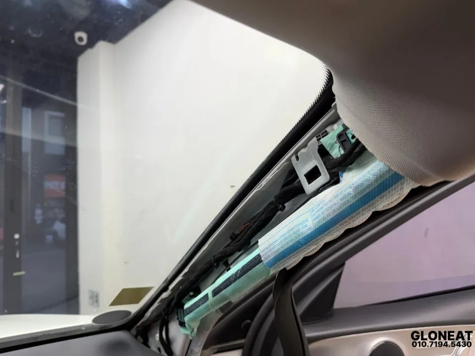 Mercedes-Benz Cクラスのドラレコ取付事例|費用目安・仕上がり 施工写真 1-2