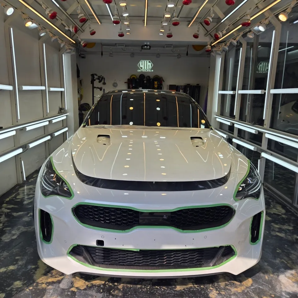 Kia Stingerのカーラッピング事例|高級感ある仕上がり 施工写真 4-2