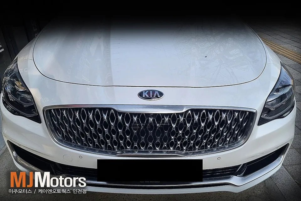 Kia K900 body kit - Kia K900 Body Kit Upgrade: Old Emblem to New Logo photo 2