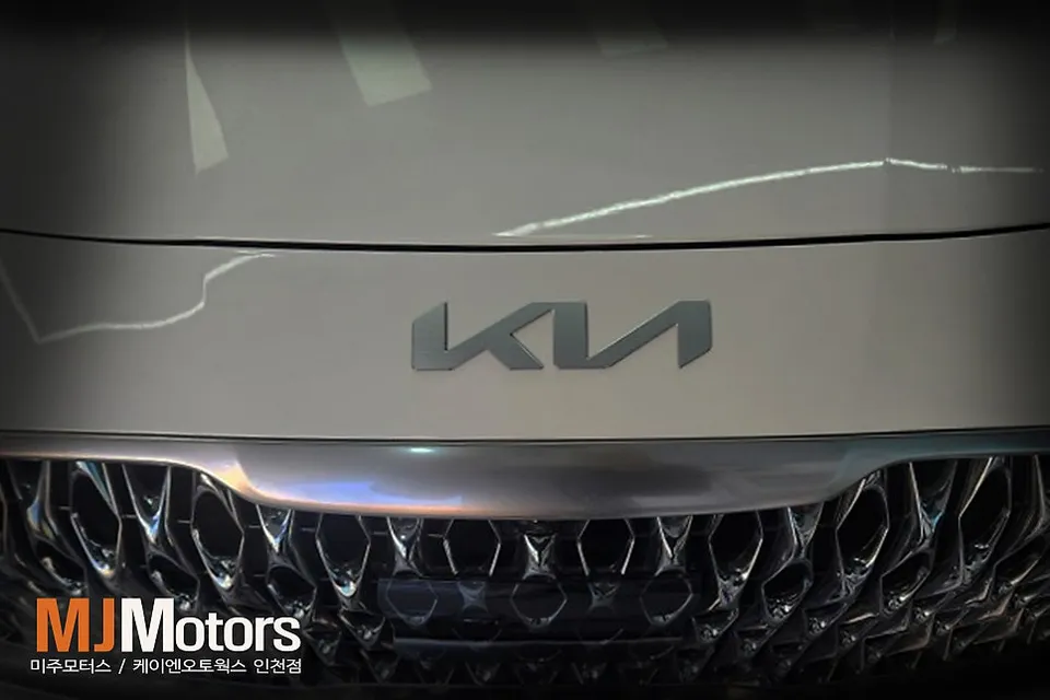 Kia K900 Body Kit Upgrade: Old Emblem to New Logo After