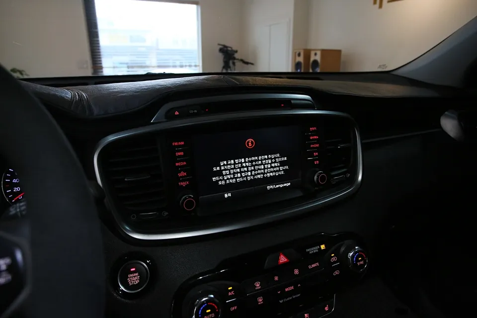 Kia SorentoのAndroid Auto・CarPlay取付事例 施工写真 2