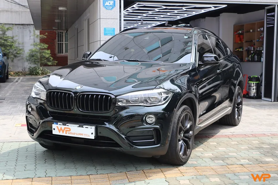 BMW X6 F16のカーラッピング事例|エメラルドグリーンへの変身 施工写真 2-2